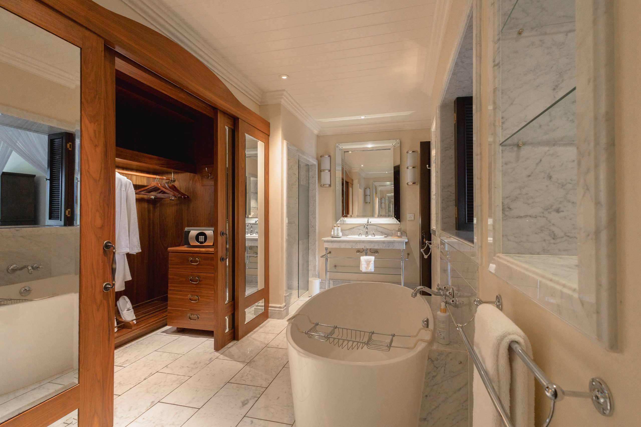 Executive Suite Bathroom (1)
