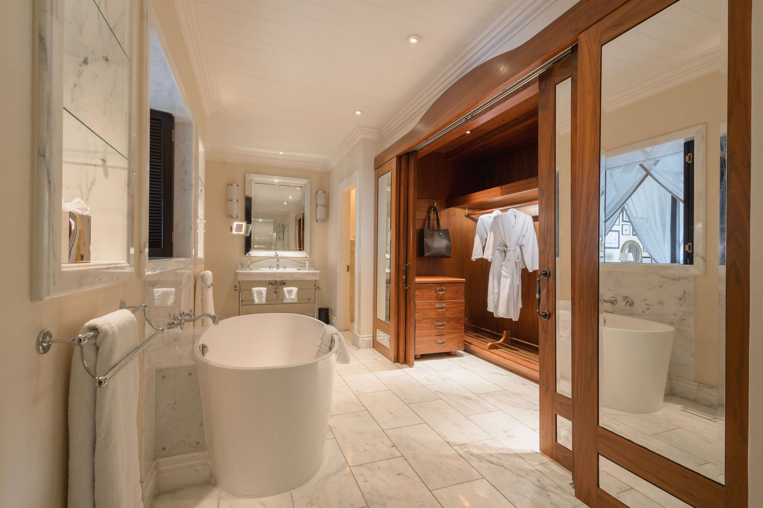 Hemingways Suite Bathroom (1)