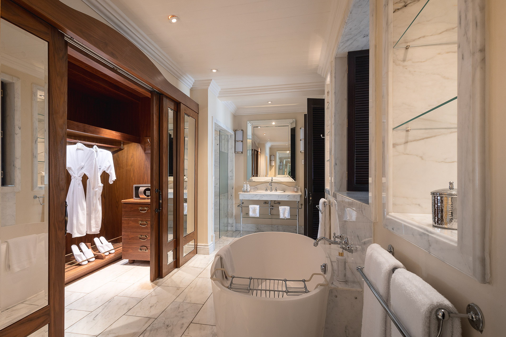 Blixen suite bathroom 1