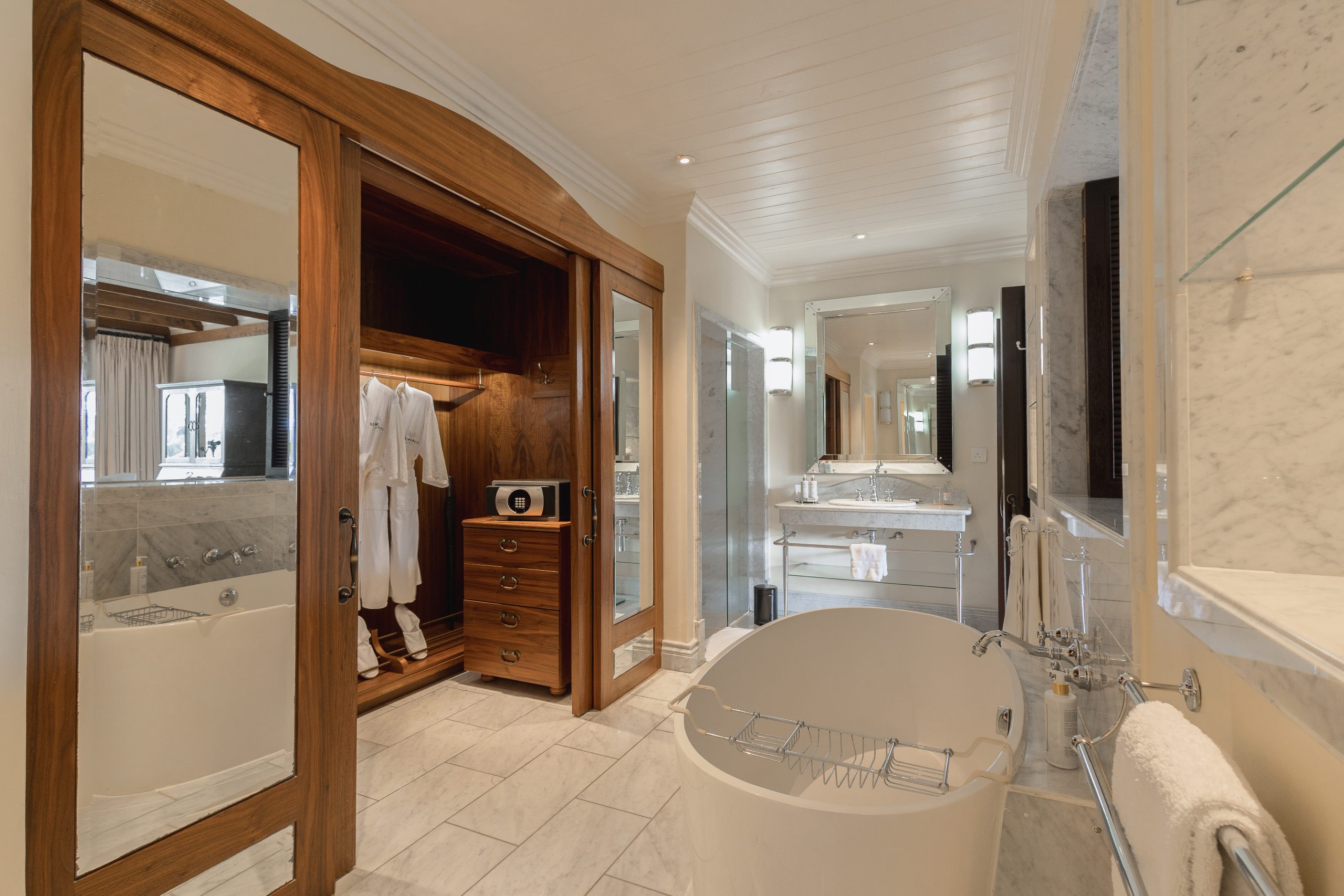 Deluxe Suite Bathroom and closet